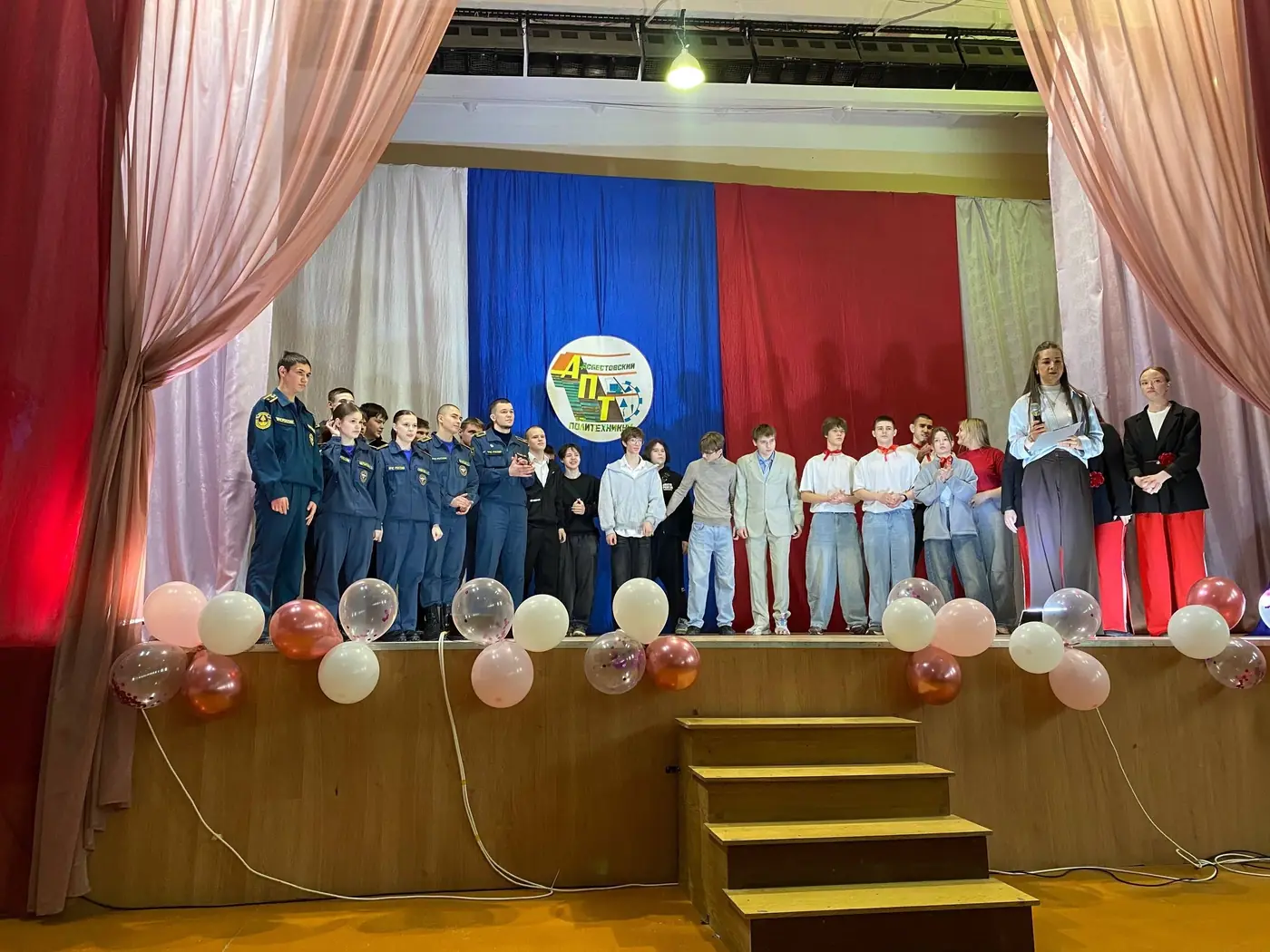 Молодые работники на сцене праздника комбината
